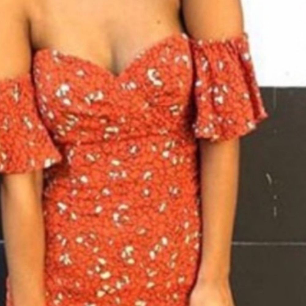 Off the shoulder with attached short sleeves. - Picture 2 of 9